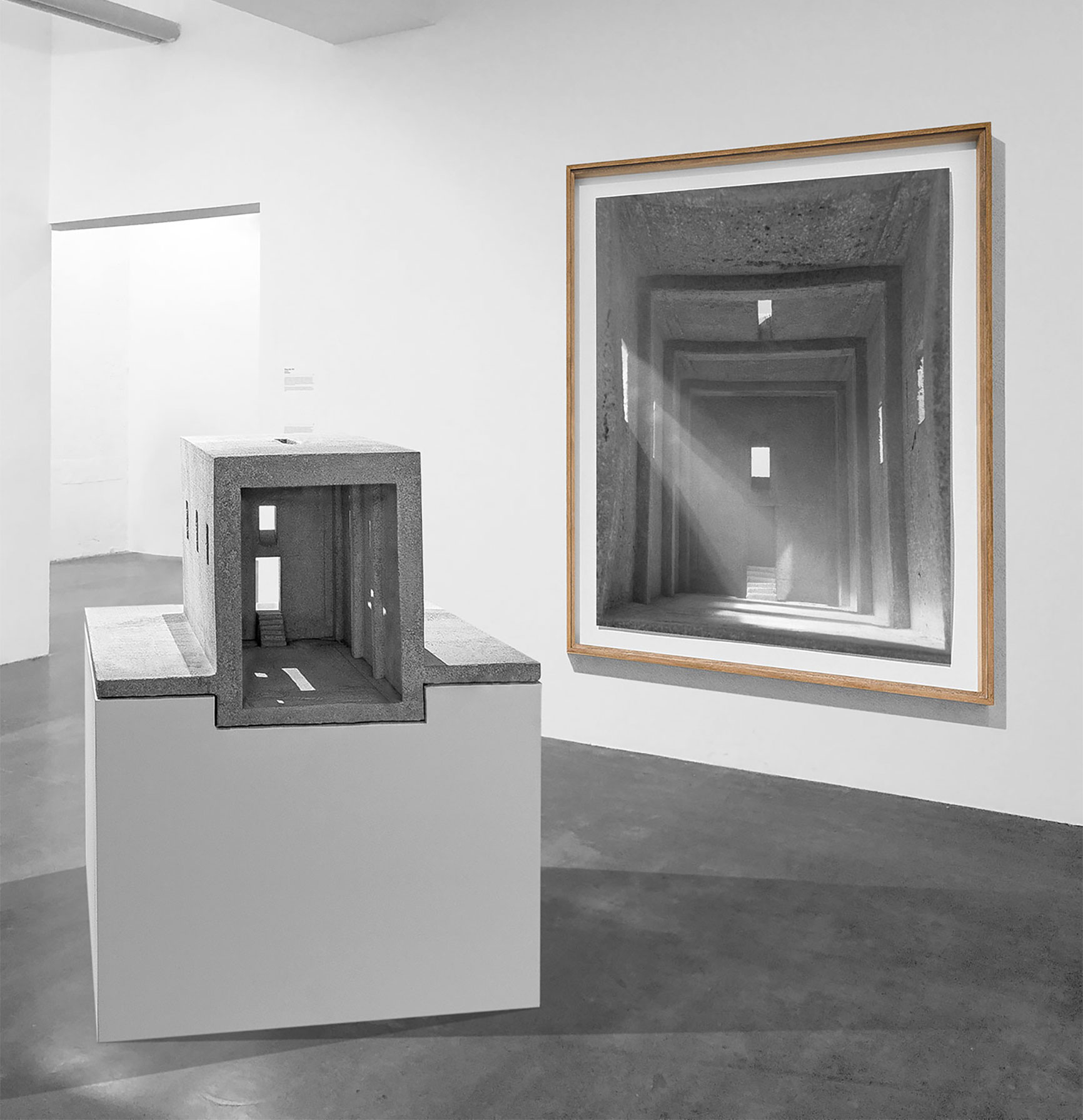 mattia listowski art design objet décoration mise en scène scénographie installation décor brutalisme sculpture maquette béton moulage architecture photographie noir et blanc chambre moyen format tirage argentique grand format église temple cathédrale usine entrepôt friche industrielle lumière divine divine memento I édition limitée numérotée signée paris bruxelles 2021