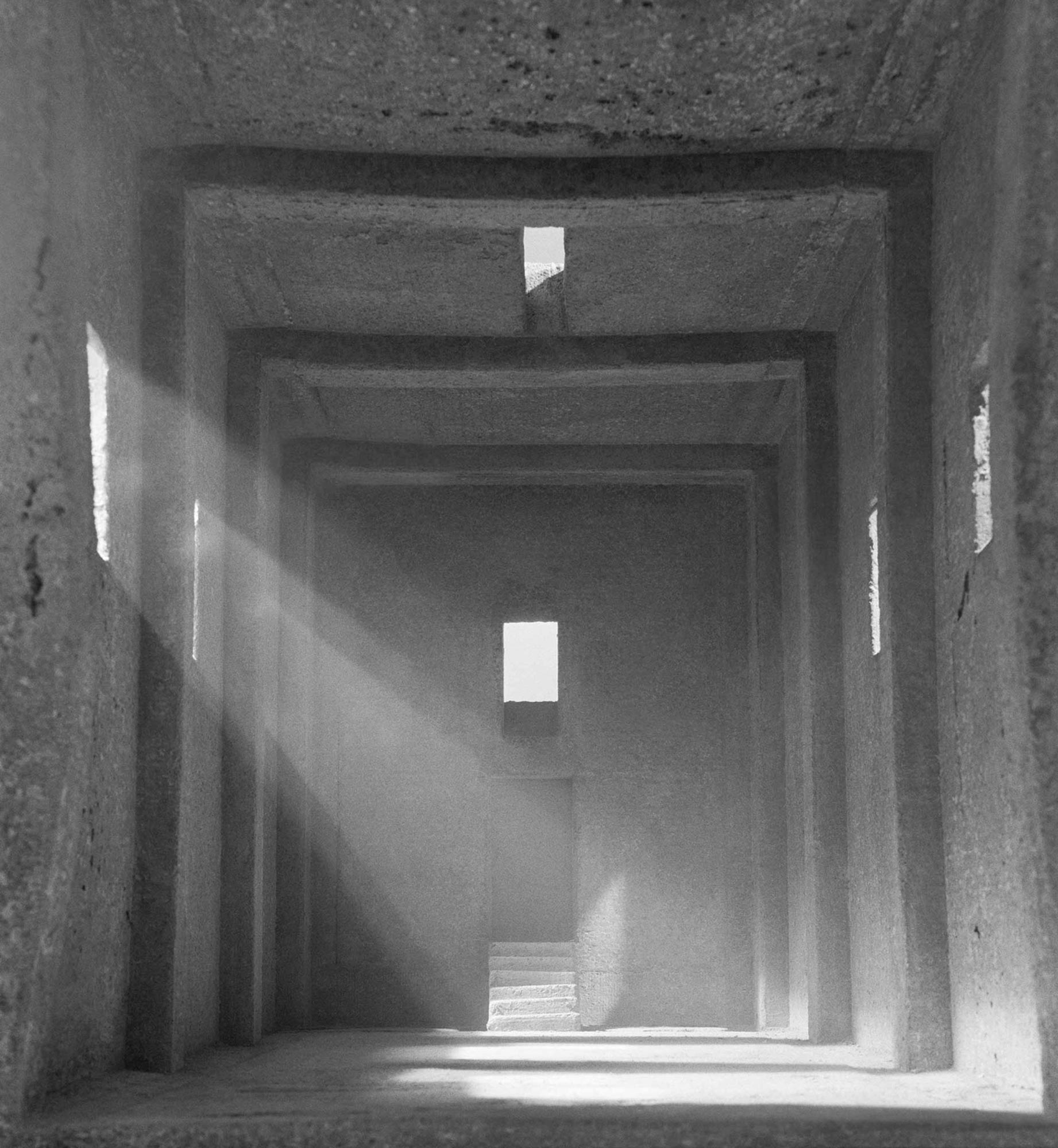 mattia listowski art décoration brutalisme mise en scène scénographie décor sculpture maquette béton photographie noir et blanc chambre moyen format tirage argentique grand format memento I église temple cathédrale usine entrepôt friche industrielle lumière divine édition limitée numérotée signée paris bruxelles 2021