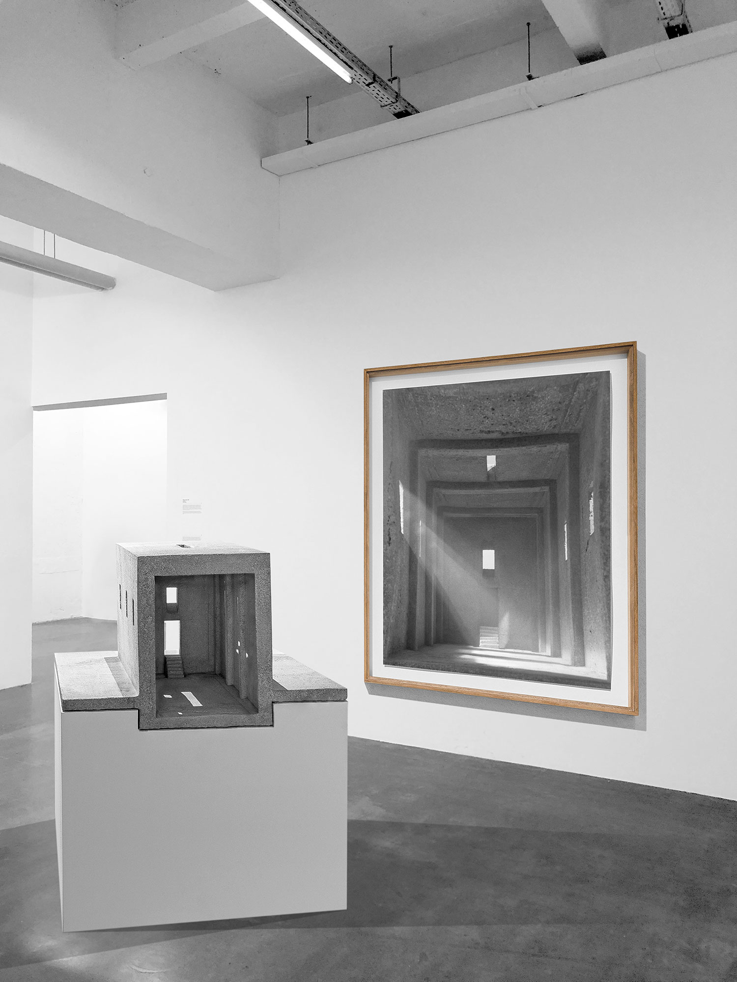 mattia listowski art design objet décoration installation sculpture béton moulage micro architecture maquette photographie mise en scène memento I édition limitée numérotée signée paris bruxelles 2021