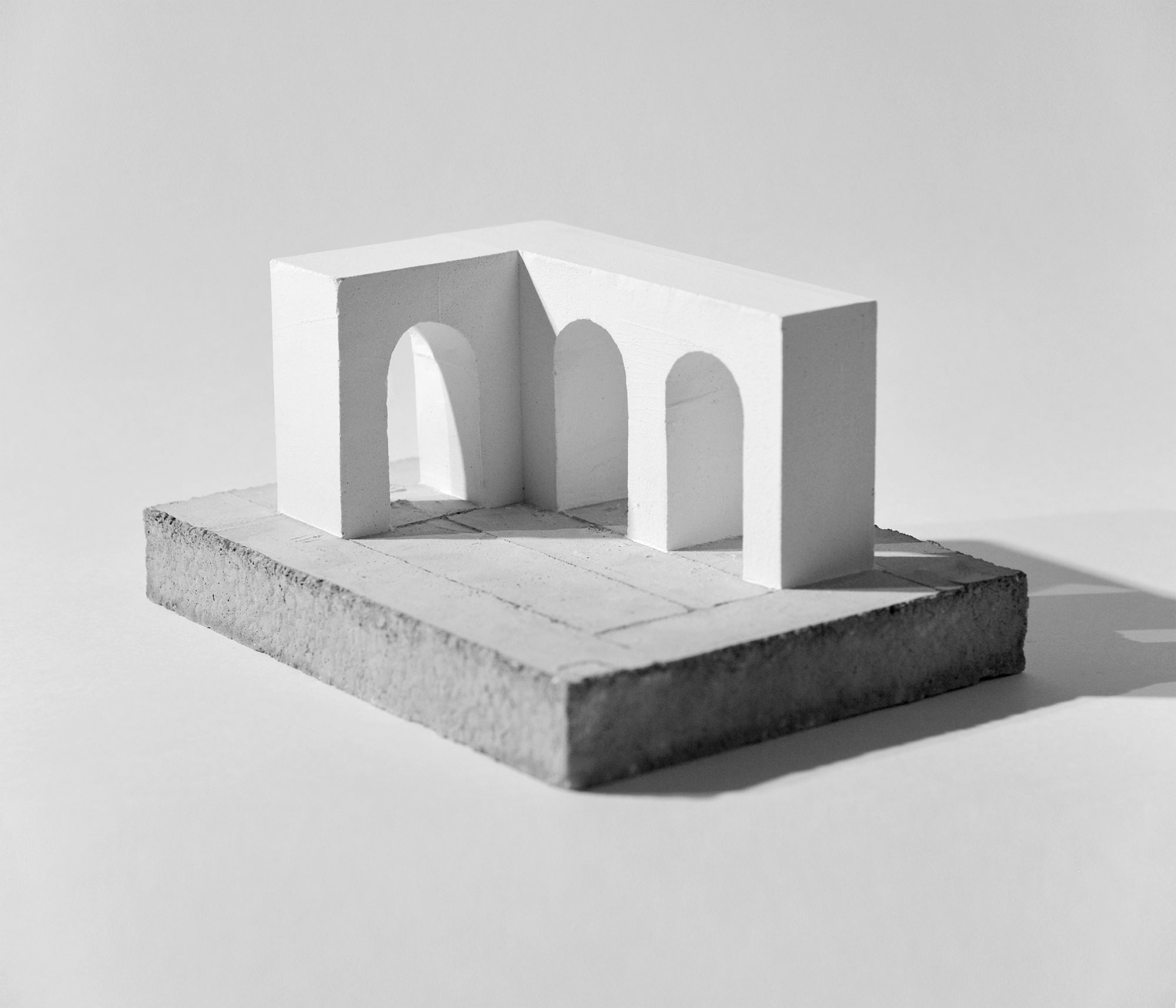 mattia listowski art design objet décoration sculpture béton plâtre moulage micro architecture maquette arcades édition limitée numérotée signée paris bruxelles 2025