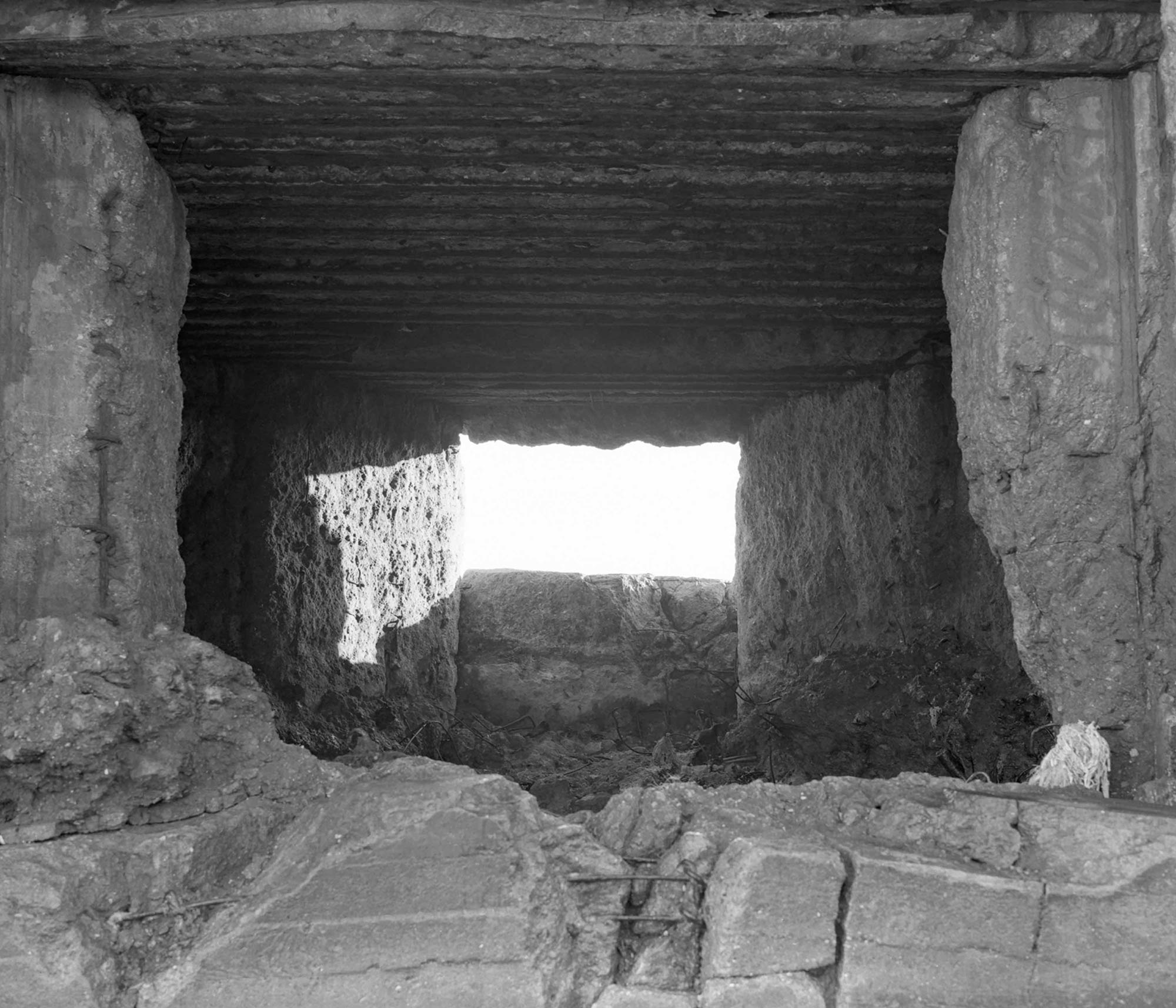 mattia listowski art décoration brutalisme photographie noir et blanc chambre moyen format tirage argentique évènement bunker fenêtre WN116 les epagnes dranguet réville normandie atlantique édition limitée numérotée signée paris bruxelles 2016