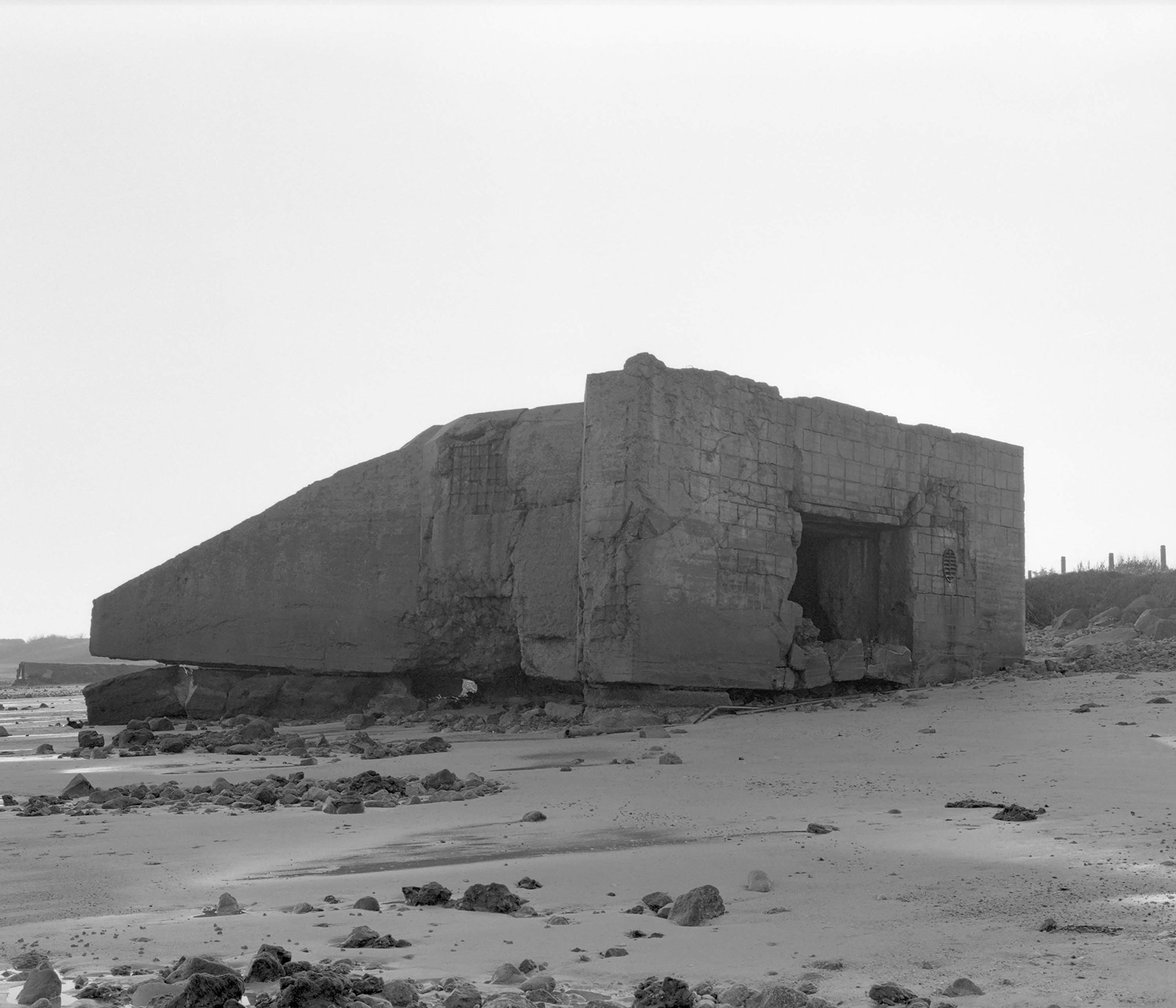 mattia listowski art décoration brutalisme photographie noir et blanc chambre moyen format tirage argentique évènement bunker WN116 les epagnes dranguet réville normandie atlantique édition limitée numérotée signée paris bruxelles 2016