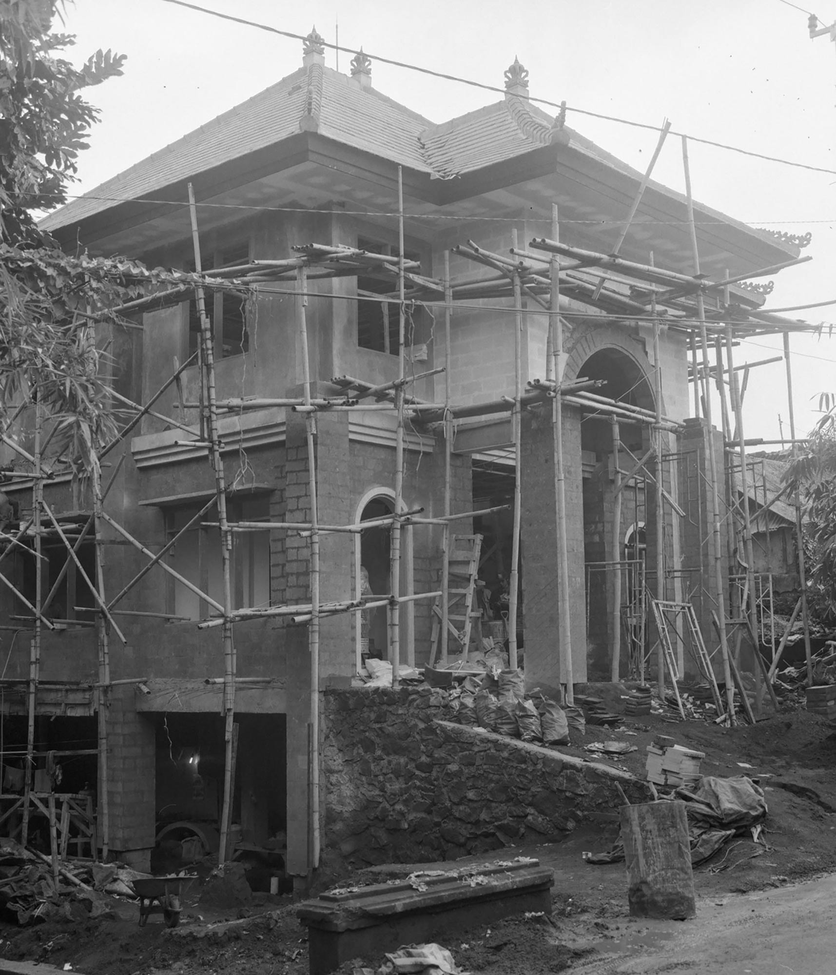 mattia listowski art décoration  photographie noir et blanc chambre moyen format tirage argentique évènement structure echaffaudage maison privée ubud indonésie édition limitée numérotée signée paris bruxelles 2017