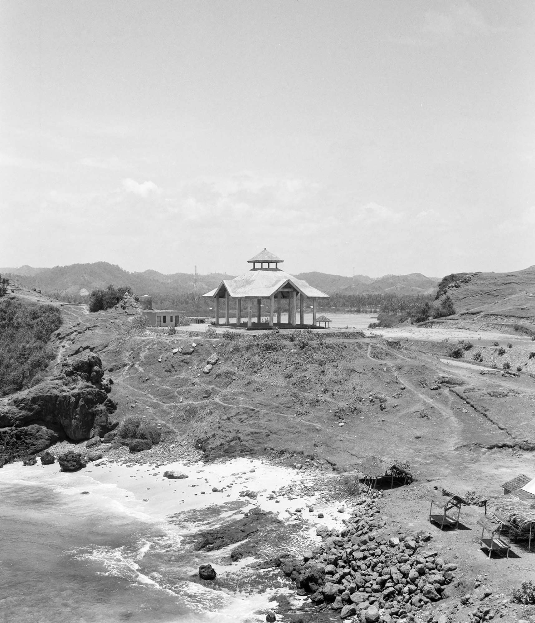mattia listowski art décoration  photographie noir et blanc chambre moyen format tirage argentique évènement structure temple lombok indonésie édition limitée numérotée signée paris bruxelles 2017