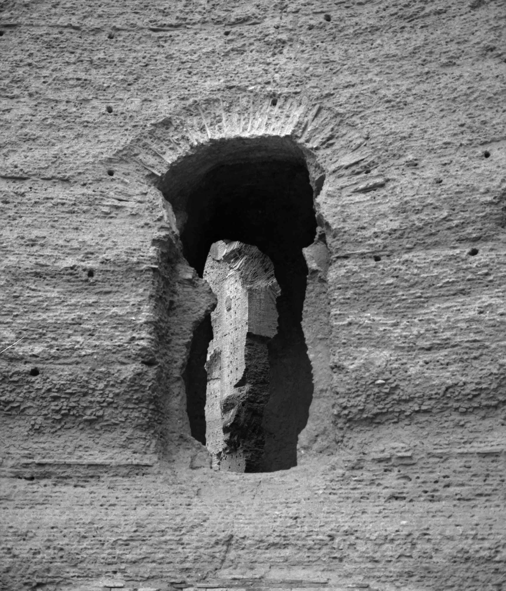 mattia listowski art décoration romantisme photographie noir et blanc chambre moyen format tirage argentique évènement thermes de caracalla ruine mur brique végétation nature rome italie édition limitée numérotée signée paris bruxelles 2019