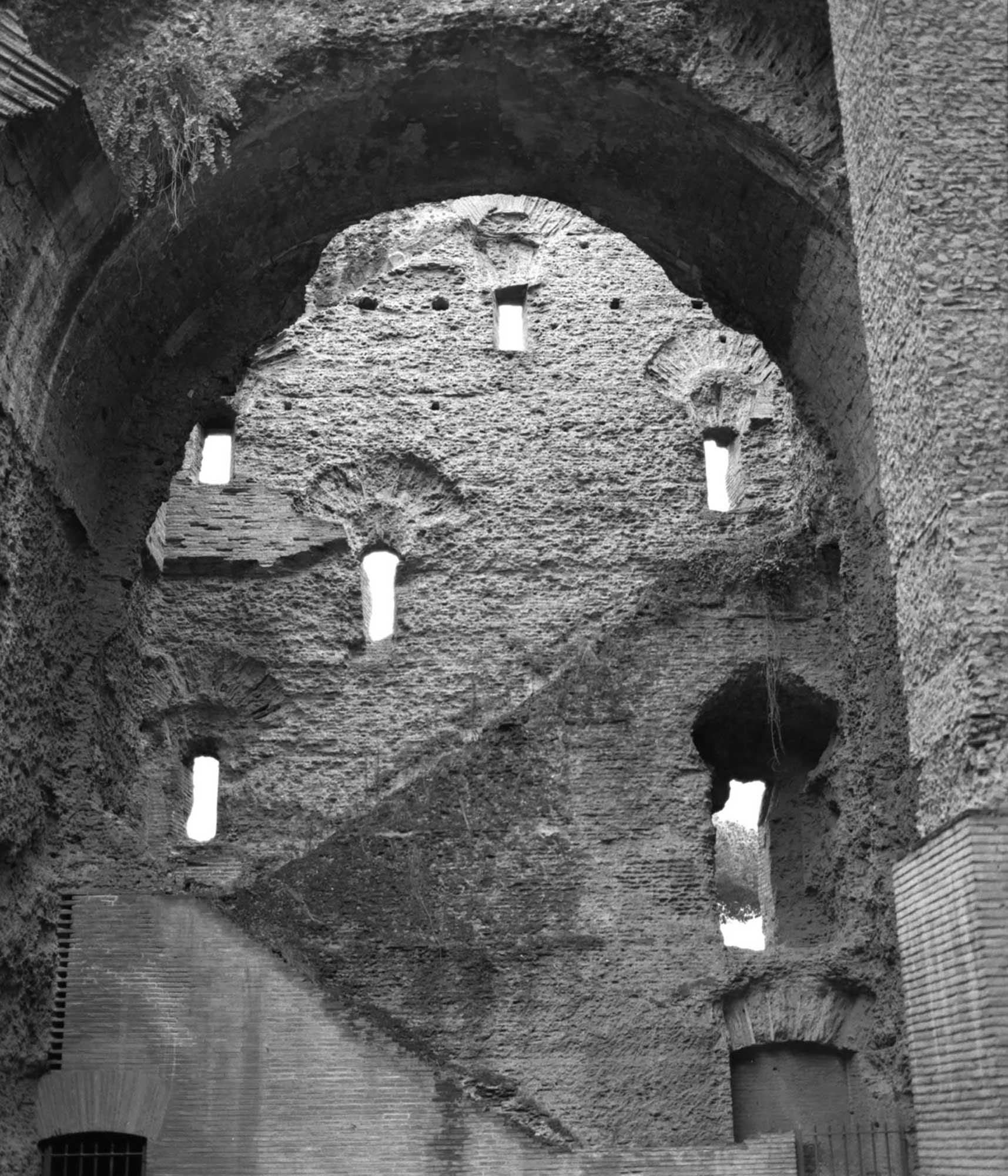 mattia listowski art décoration romantisme photographie noir et blanc chambre moyen format tirage argentique évènement thermes de caracalla ruine mur brique végétation nature rome italie édition limitée numérotée signée paris bruxelles 2019