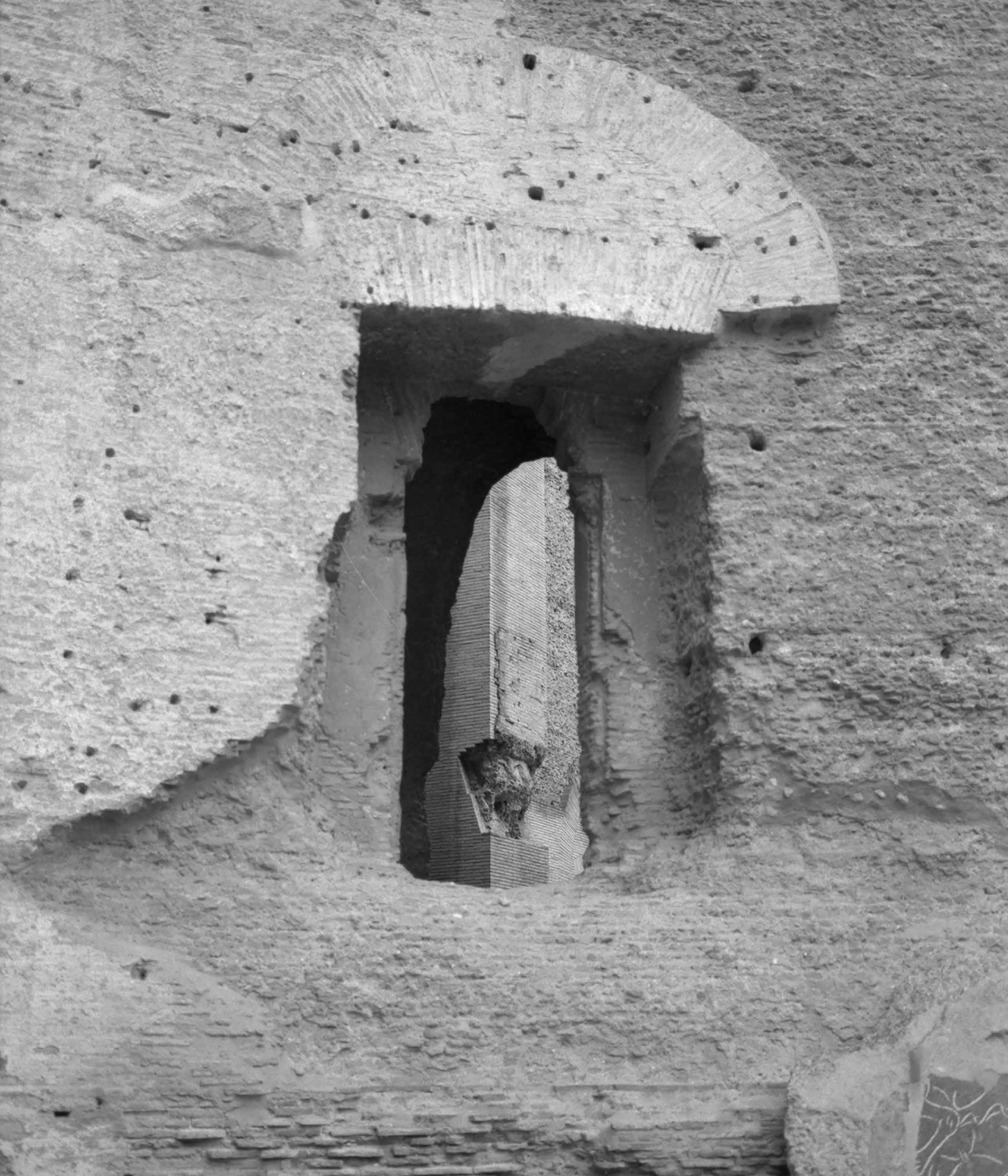 mattia listowski art décoration romantisme photographie noir et blanc chambre moyen format tirage argentique évènement thermes de caracalla ruine mur brique végétation nature rome italie édition limitée numérotée signée paris bruxelles 2019