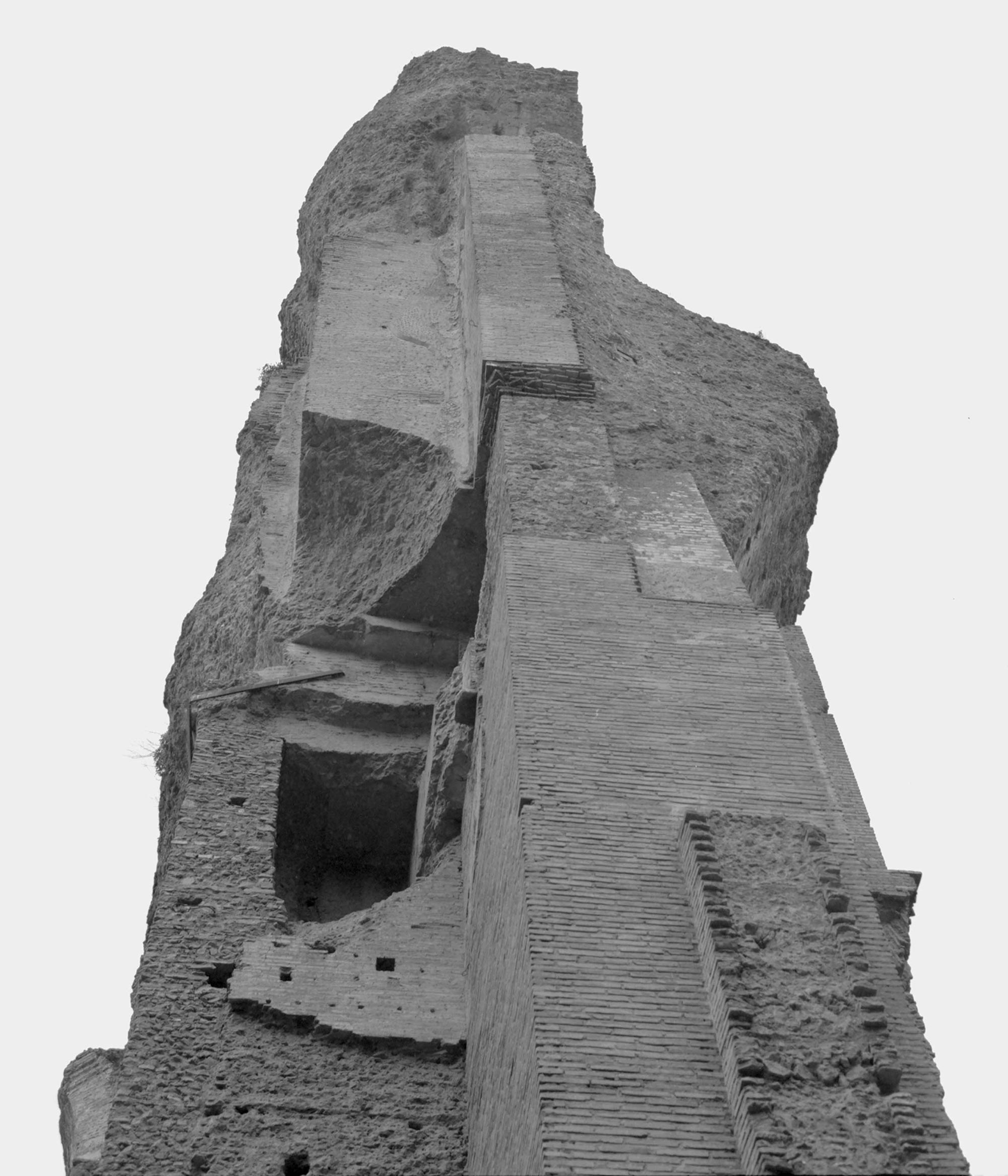 mattia listowski art décoration romantisme photographie noir et blanc chambre moyen format tirage argentique évènement thermes de caracalla ruine mur brique végétation nature rome italie édition limitée numérotée signée paris bruxelles 2019