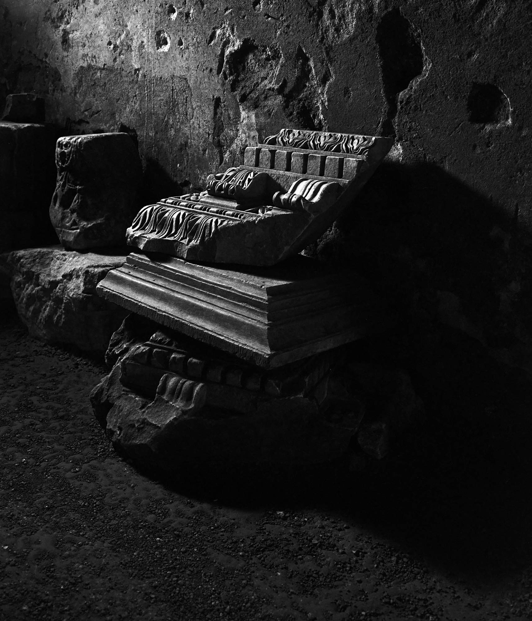 mattia listowski art décoration romantisme photographie noir et blanc chambre moyen format tirage argentique évènement cryptoportiques colonne chapiteau ruine arles france édition limitée numérotée signée paris bruxelles 2023