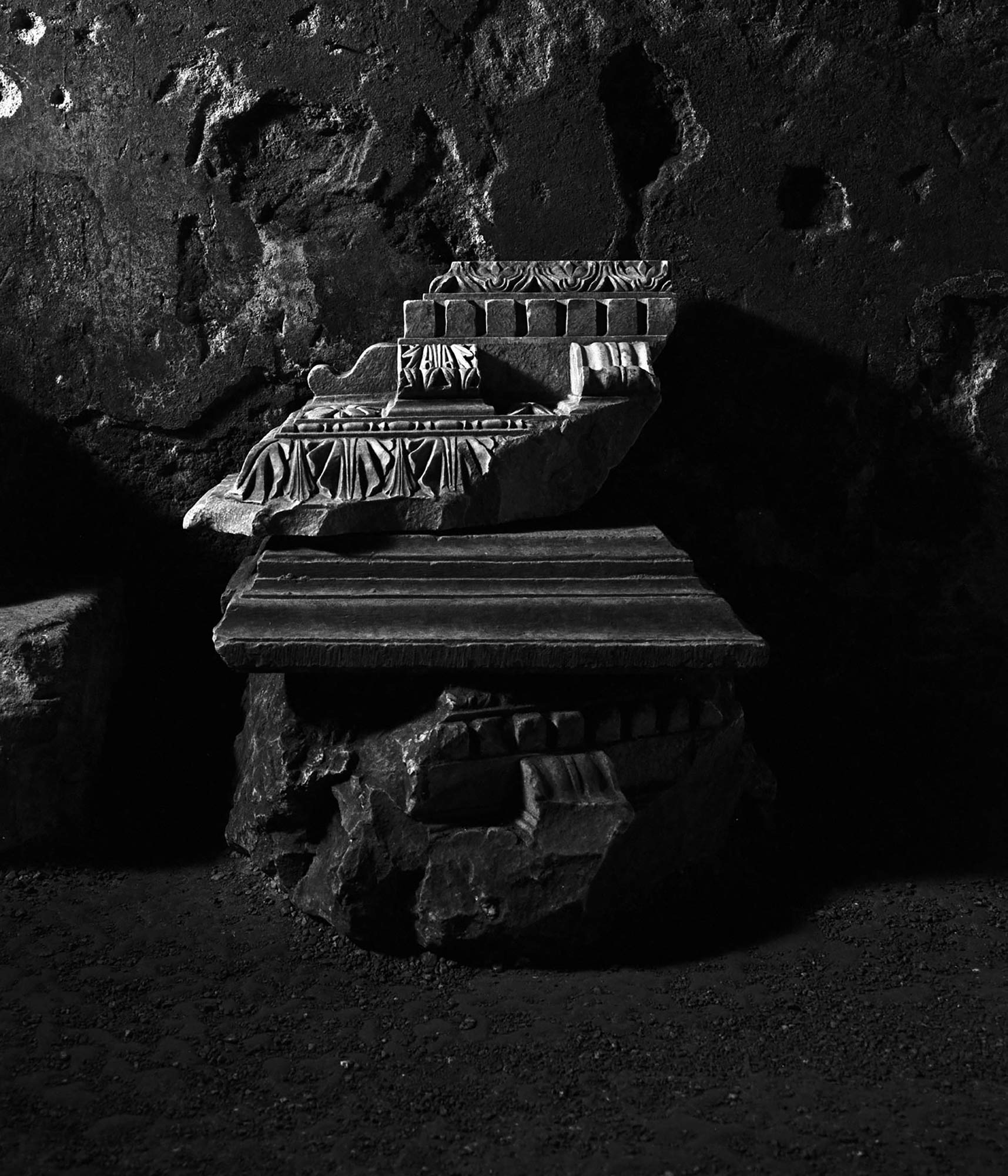 mattia listowski art décoration romantisme photographie noir et blanc chambre moyen format tirage argentique évènement cryptoportiques colonne chapiteau ruine arles france édition limitée numérotée signée paris bruxelles 2023