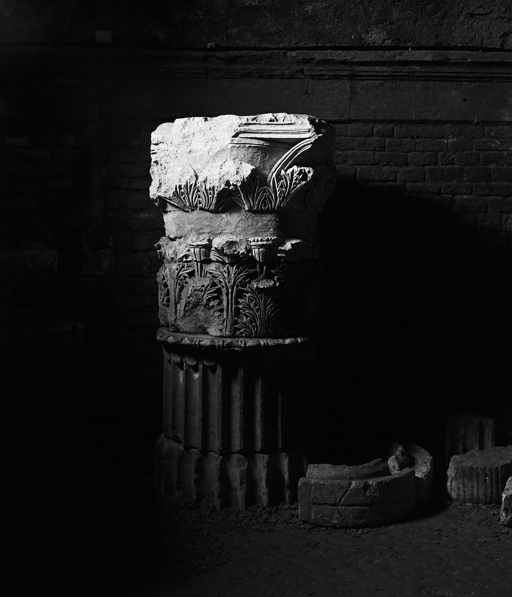 mattia listowski art décoration romantisme photographie noir et blanc chambre moyen format tirage argentique évènement cryptoportiques colonne chapiteau ruine arles france édition limitée numérotée signée paris bruxelles 2023