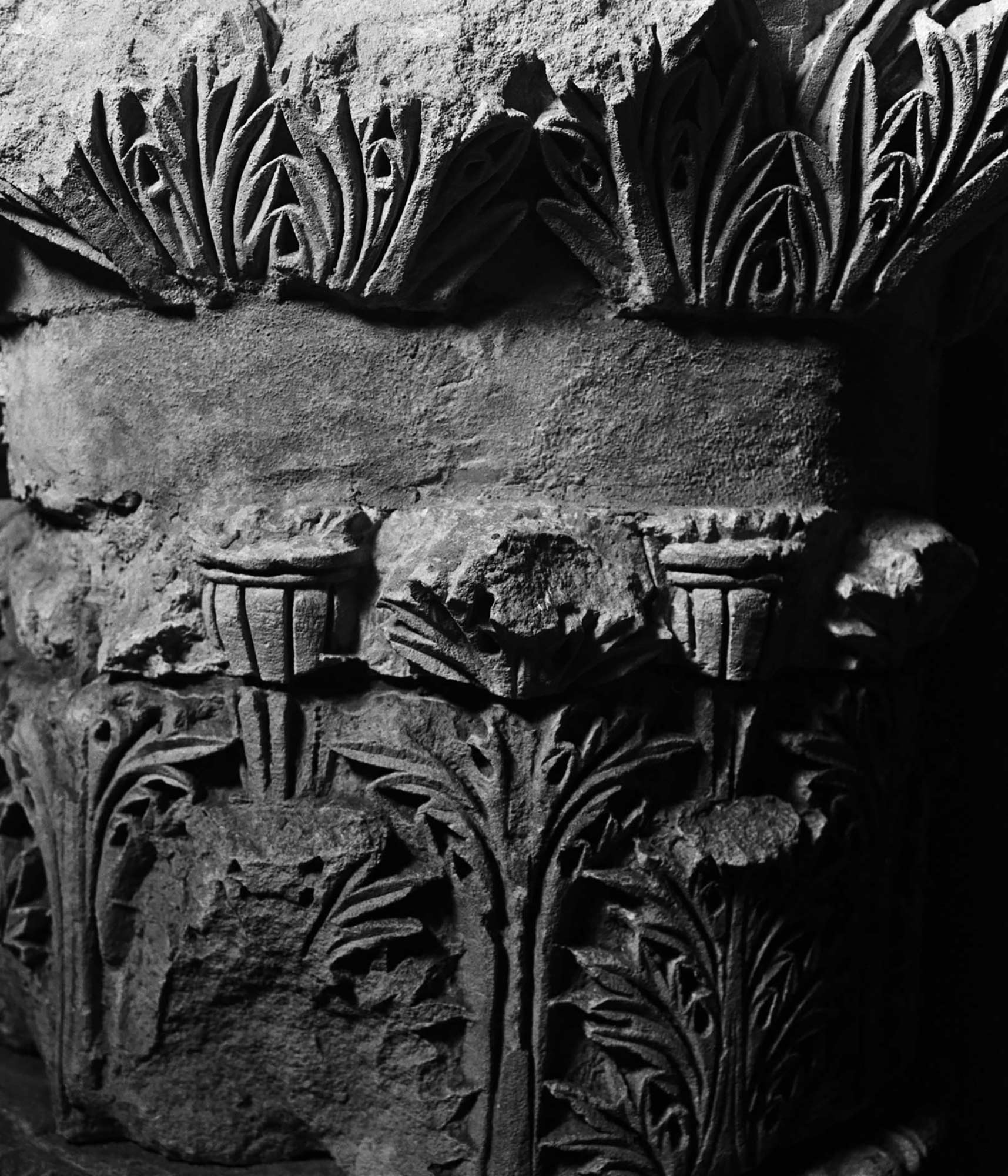 mattia listowski art décoration romantisme photographie noir et blanc chambre moyen format tirage argentique évènement cryptoportiques colonne chapiteau ruine arles france édition limitée numérotée signée paris bruxelles 2023