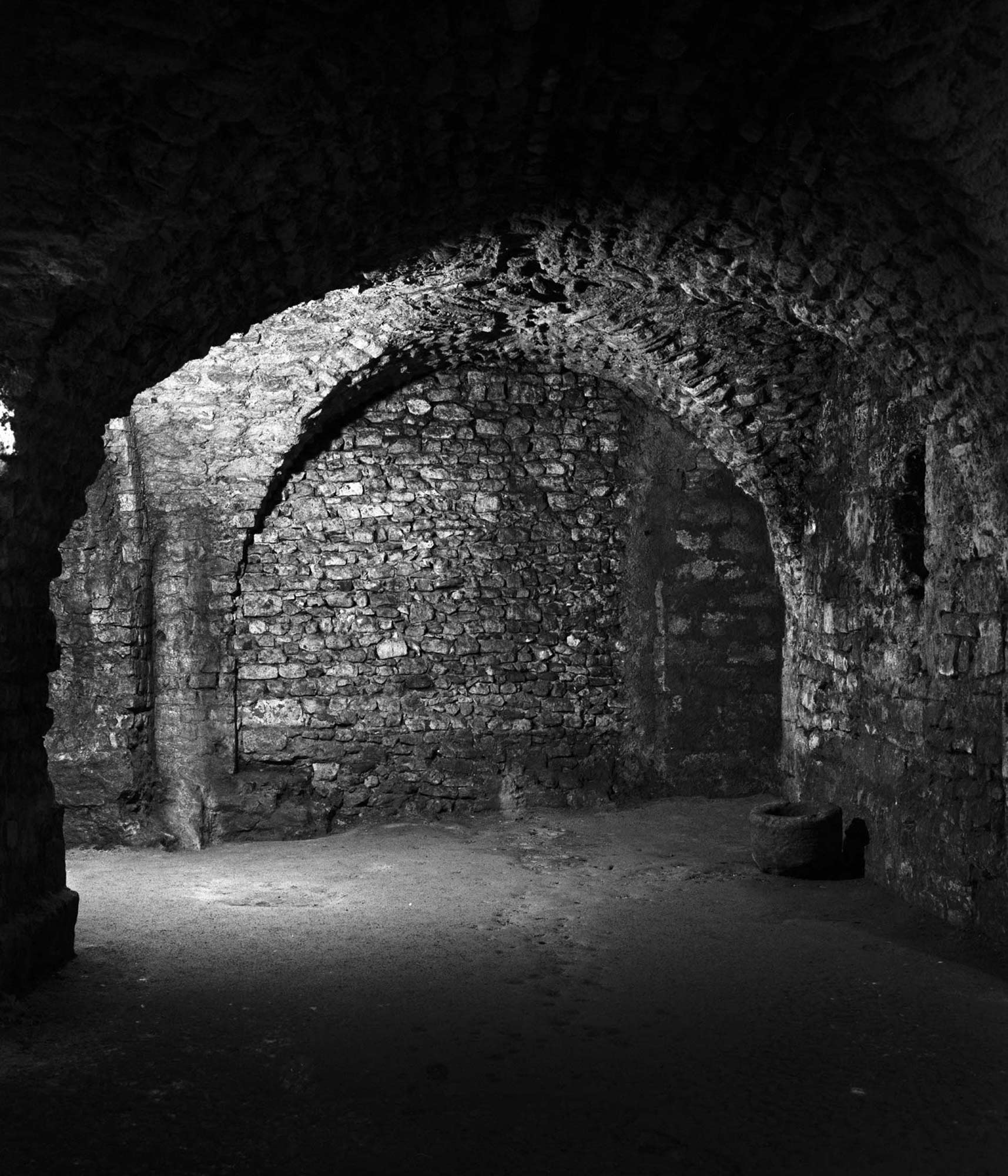 mattia listowski art décoration romantisme photographie noir et blanc chambre moyen format tirage argentique évènement cryptoportiques colonne chapiteau ruine arles france édition limitée numérotée signée paris bruxelles 2023