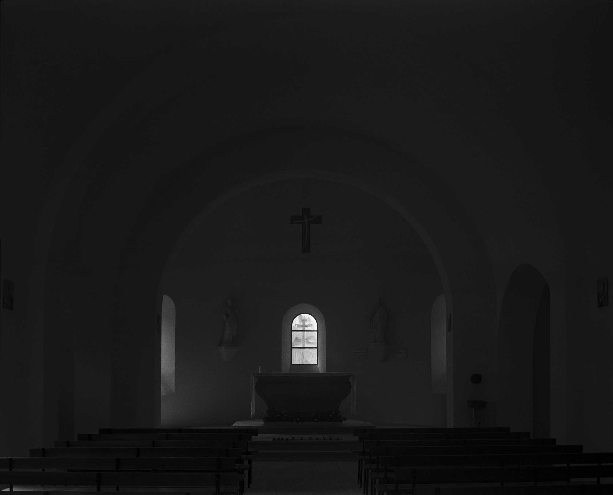 mattia listowski art décoration romantisme photographie noir et blanc chambre moyen format tirage argentique évènement chapelle source miraculeuse saint-agrève france édition limitée numérotée signée paris bruxelles 2025