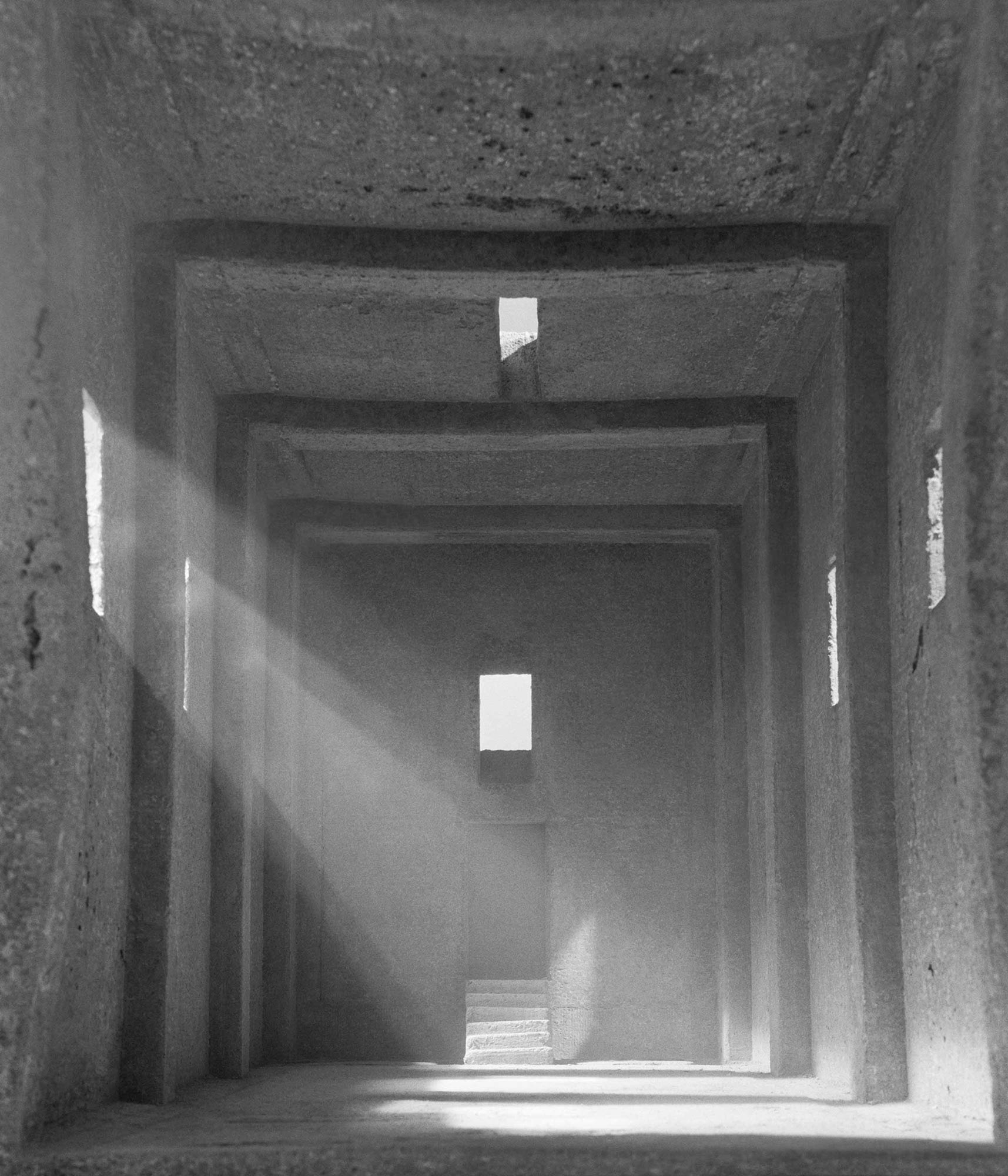 mattia listowski art décoration brutalisme mise en scène scénographie décor sculpture maquette béton photographie noir et blanc chambre moyen format tirage argentique grand format memento I église temple cathédrale usine entrepôt friche industrielle lumière divine édition limitée numérotée signée paris bruxelles 2021