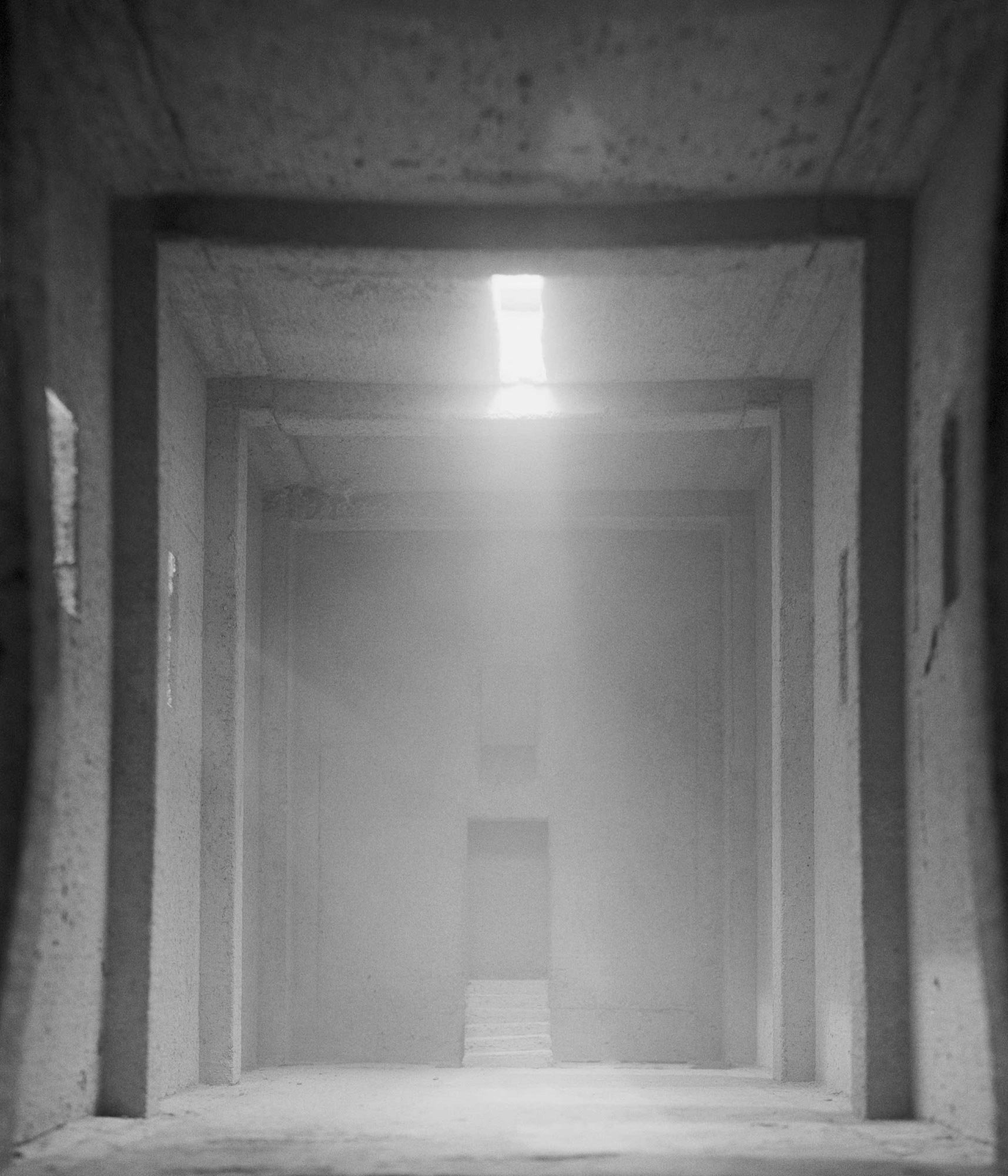 mattia listowski art décoration brutalisme mise en scène scénographie décor sculpture maquette béton photographie noir et blanc chambre moyen format tirage argentique grand format memento I église temple cathédrale usine entrepôt friche industrielle lumière divine édition limitée numérotée signée paris bruxelles 2021