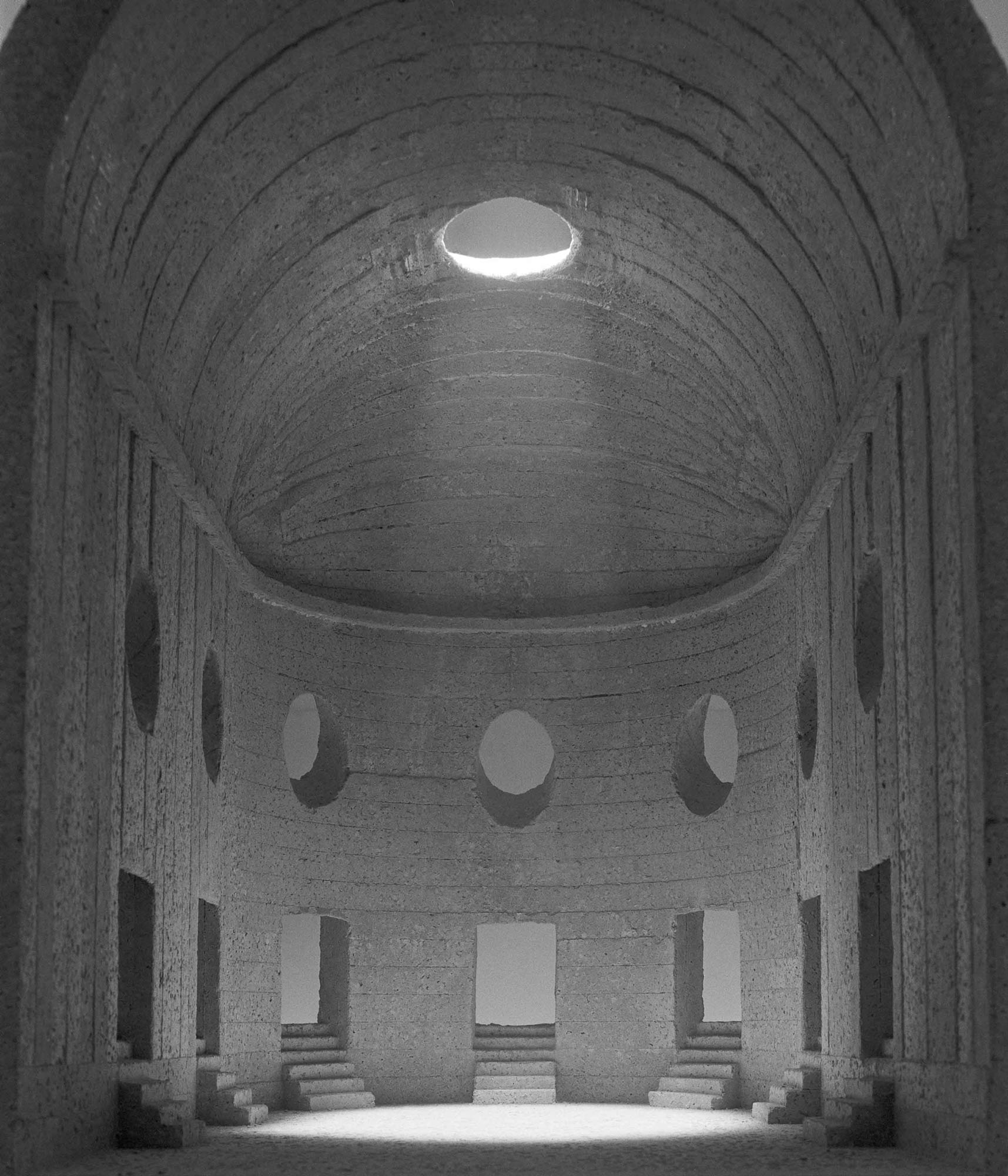 mattia listowski art décoration brutalisme mise en scène scénographie décor sculpture maquette béton photographie noir et blanc chambre moyen format tirage argentique grand format memento II église temple cathédrale cénacle panthéon lumière divine édition limitée numérotée signée paris bruxelles 2021