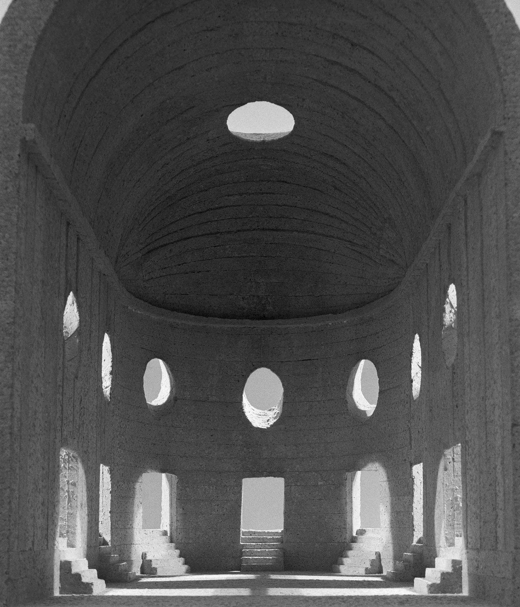 mattia listowski art décoration brutalisme mise en scène scénographie décor sculpture maquette béton photographie noir et blanc chambre moyen format tirage argentique grand format memento II église temple cathédrale cénacle panthéon lumière divine édition limitée numérotée signée paris bruxelles 2021