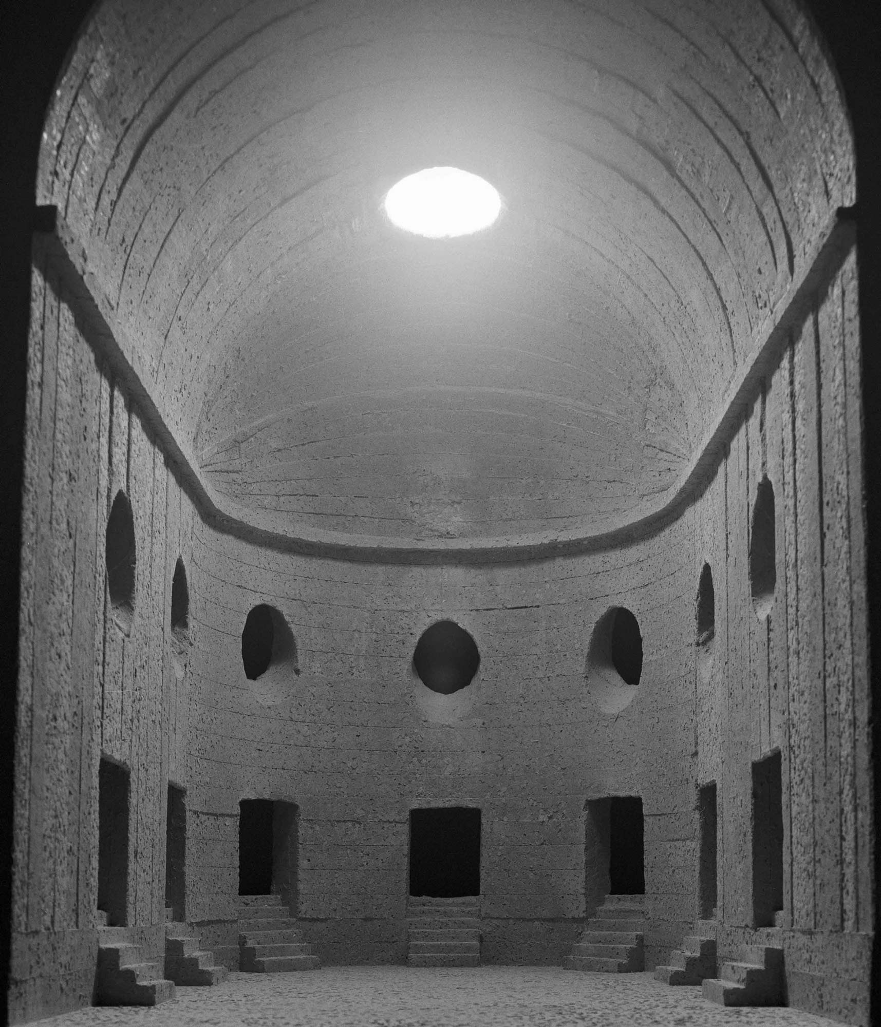 mattia listowski art décoration brutalisme mise en scène scénographie décor sculpture maquette béton photographie noir et blanc chambre moyen format tirage argentique grand format memento II église temple cathédrale cénacle panthéon lumière divine édition limitée numérotée signée paris bruxelles 2021