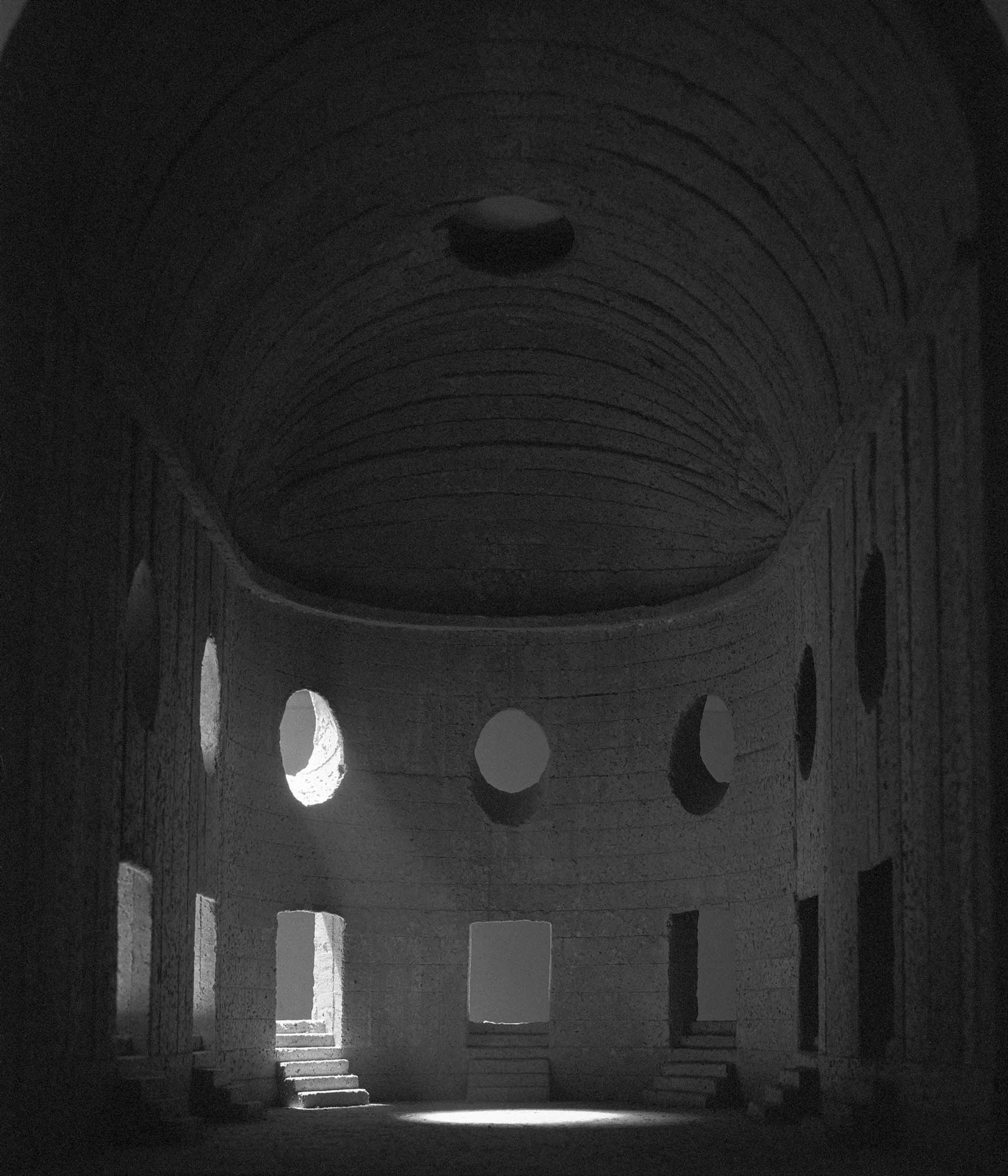 mattia listowski art décoration brutalisme mise en scène scénographie décor sculpture maquette béton photographie noir et blanc chambre moyen format tirage argentique grand format memento II église temple cathédrale cénacle panthéon lumière divine édition limitée numérotée signée paris bruxelles 2021