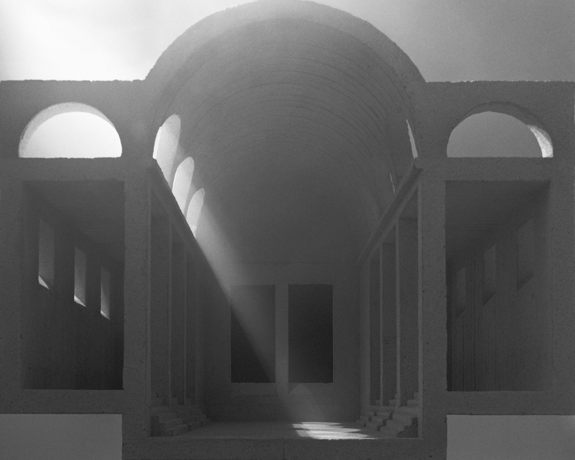 mattia listowski art décoration brutalisme mise en scène scénographie décor sculpture maquette béton photographie noir et blanc chambre moyen format tirage argentique grand format memento III église temple cathédrale château lumière divine édition limitée numérotée signée paris bruxelles 2022