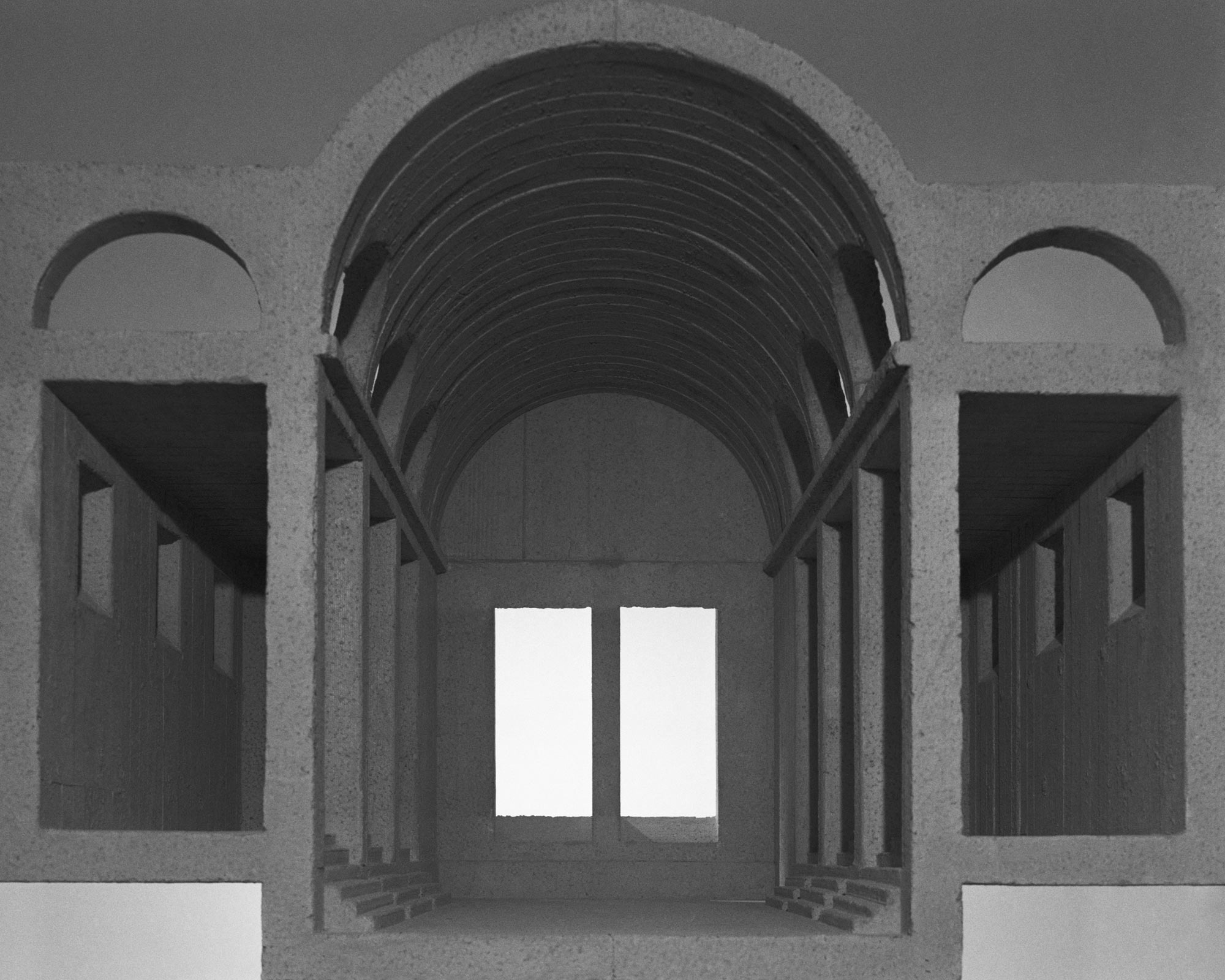 mattia listowski art décoration brutalisme mise en scène scénographie décor sculpture maquette béton photographie noir et blanc chambre moyen format tirage argentique grand format memento III église temple cathédrale château lumière divine édition limitée numérotée signée paris bruxelles 2022