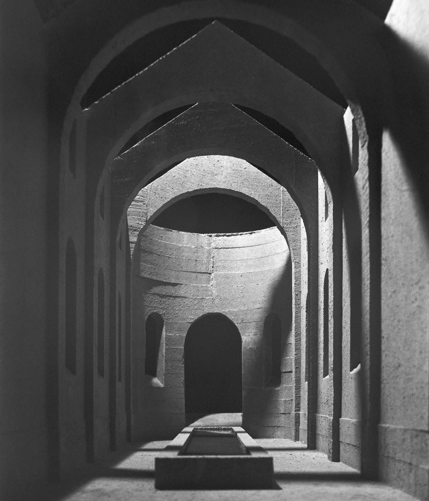 mattia listowski art décoration brutalisme mise en scène scénographie décor sculpture maquette béton photographie noir et blanc chambre moyen format tirage argentique grand format memento IV église temple église cloître lumière divine édition limitée numérotée signée paris bruxelles 2022