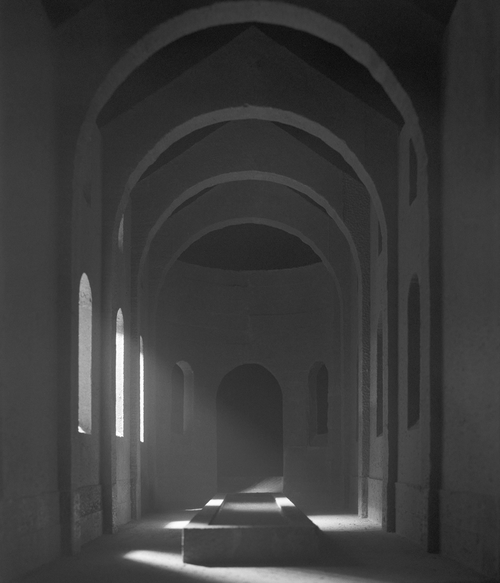 mattia listowski art décoration brutalisme mise en scène scénographie décor sculpture maquette béton photographie noir et blanc chambre moyen format tirage argentique grand format memento IV église temple cathédrale château lumière divine édition limitée numérotée signée paris bruxelles 2022