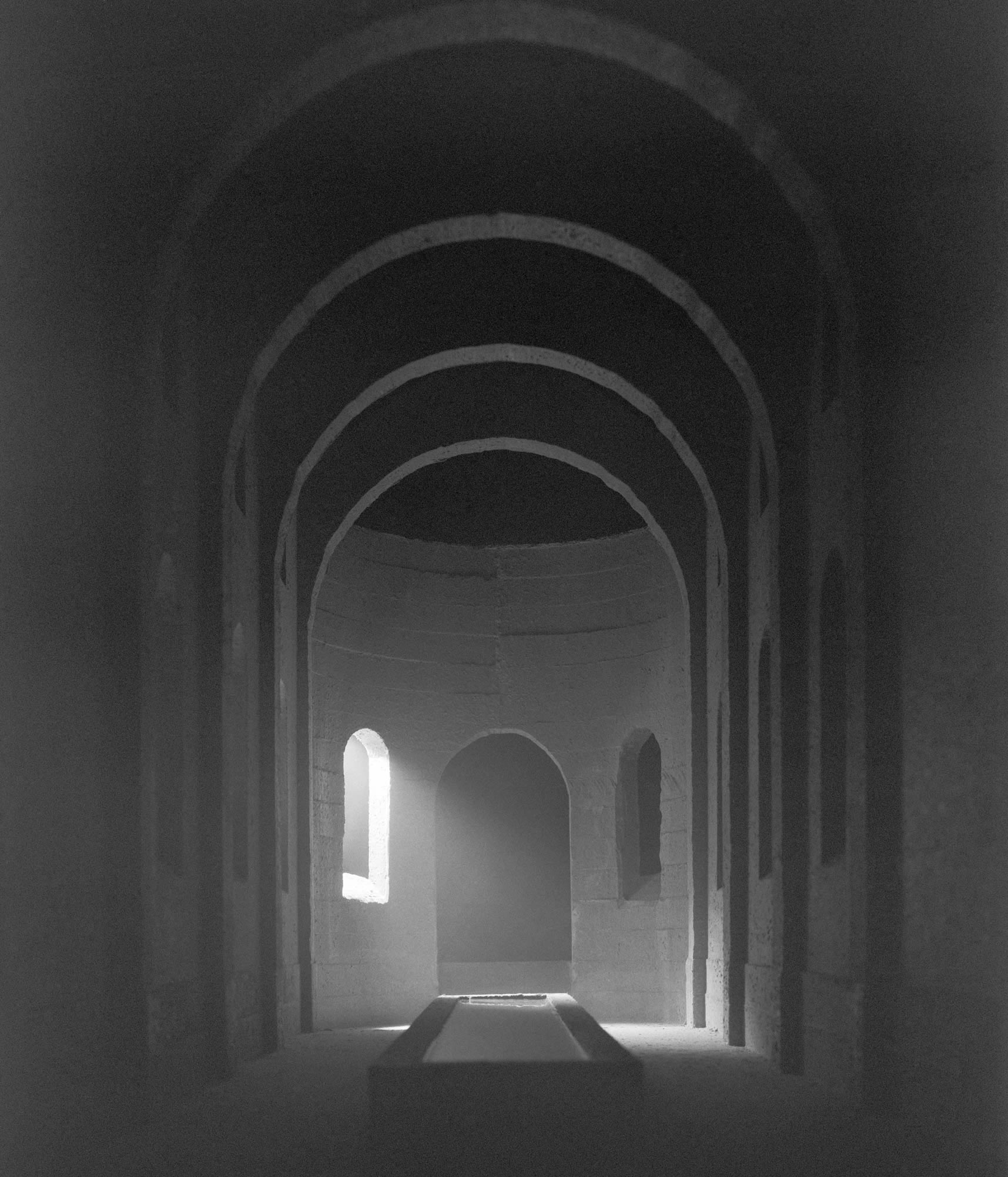 mattia listowski art décoration brutalisme mise en scène scénographie décor sculpture maquette béton photographie noir et blanc chambre moyen format tirage argentique grand format memento IV église temple cathédrale château lumière divine édition limitée numérotée signée paris bruxelles 2022