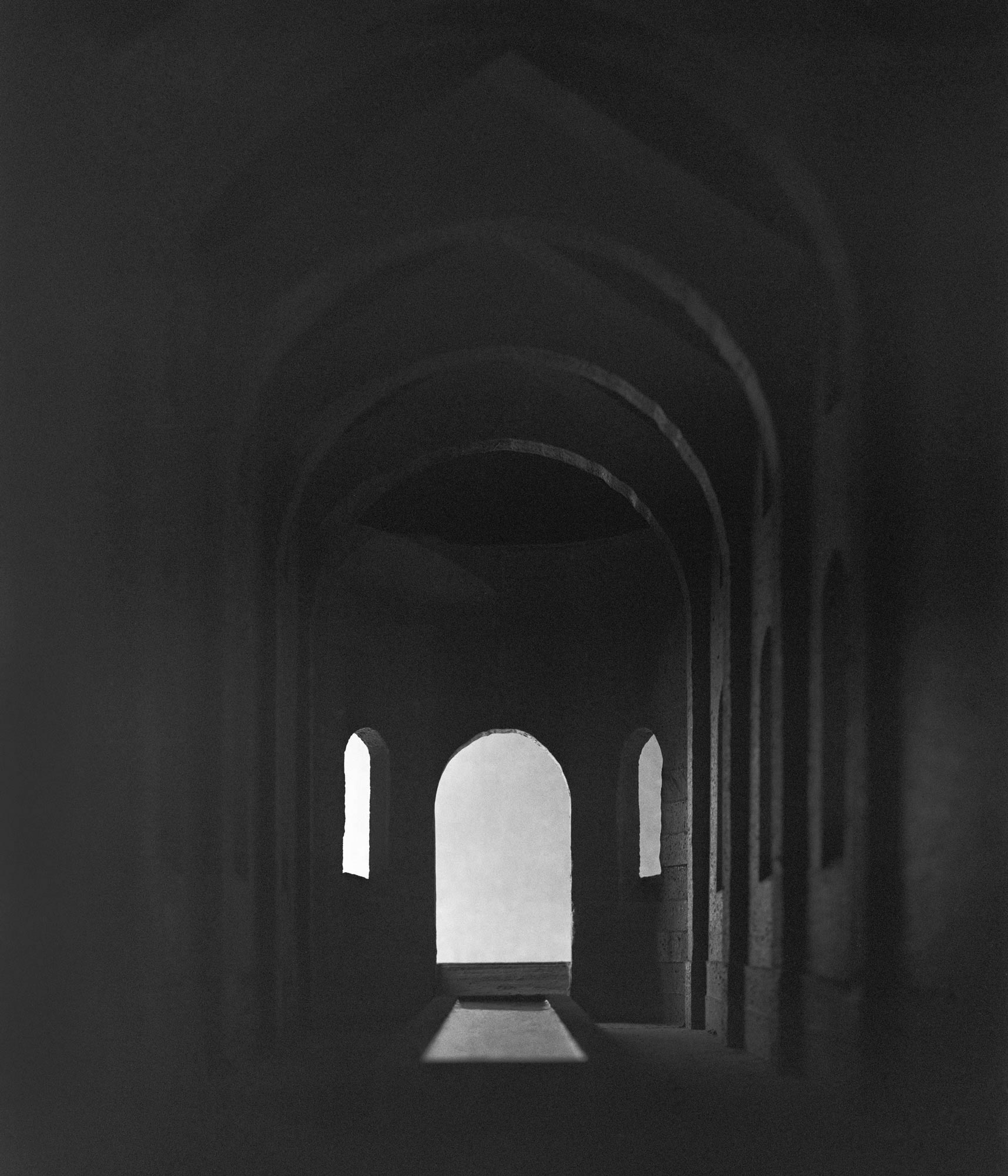 mattia listowski art décoration brutalisme mise en scène scénographie décor sculpture maquette béton photographie noir et blanc chambre moyen format tirage argentique grand format memento IV église temple cathédrale château lumière divine édition limitée numérotée signée paris bruxelles 2022